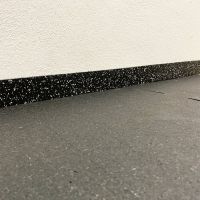 Černo-žlutá gumová soklová podlahová lišta FLOMA IceFlo SF1100 - délka 200 cm, šířka 7 cm, tloušťka 0,8 cm