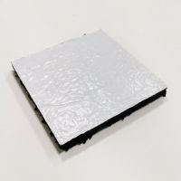 Gumová podložka s ALU fólií pod konstrukci fotovoltaické elektrárny na střechu s hydroizolací z PVC fólie FLOMA UniPad ALU - délka 30 cm, šířka 6 cm, výška 1,5 cm